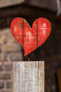 Ein Holzherz als Deko bei einer neurodiversen Hochzeit