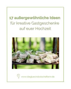 Es ist ein Stapel mit eingepackten Gastgeschenken für eine Hochzeit zu sehen.
