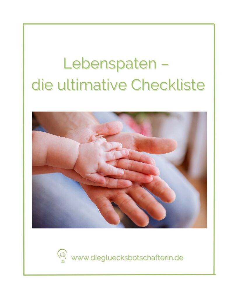 Lebenspaten auf einem Kinderwillkommensfest mit der Freien Rednerin Tanja Rauth halten mit dem Kind die Hand