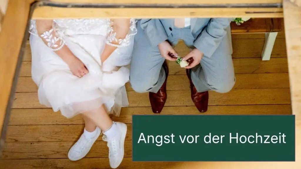 Angst vor der Hochzeit - Hochzeitspaar wartet zusammen auf den Einzug