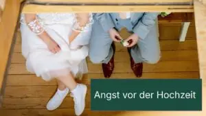 Angst vor der Hochzeit - Hochzeitspaar wartet zusammen auf den Einzug