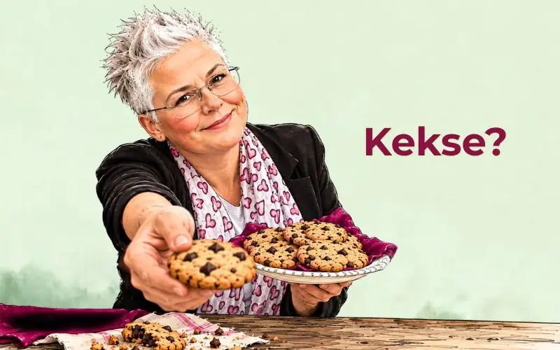 Traurednerin Tanja Rauth bietet einen Keks an.